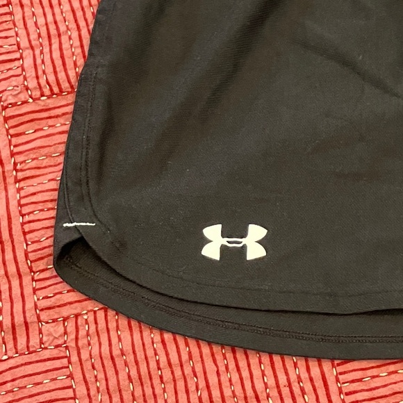 Under Armour women’s medium black Training / running Shorts - Picture 3 of 16